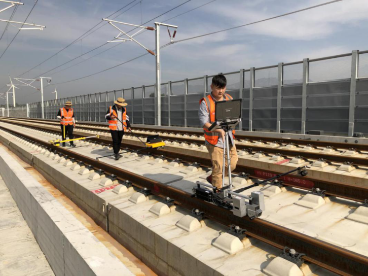 技術(shù)人員在對京張高鐵官廳大橋段進行鋼軌打磨后檢測驗收.png